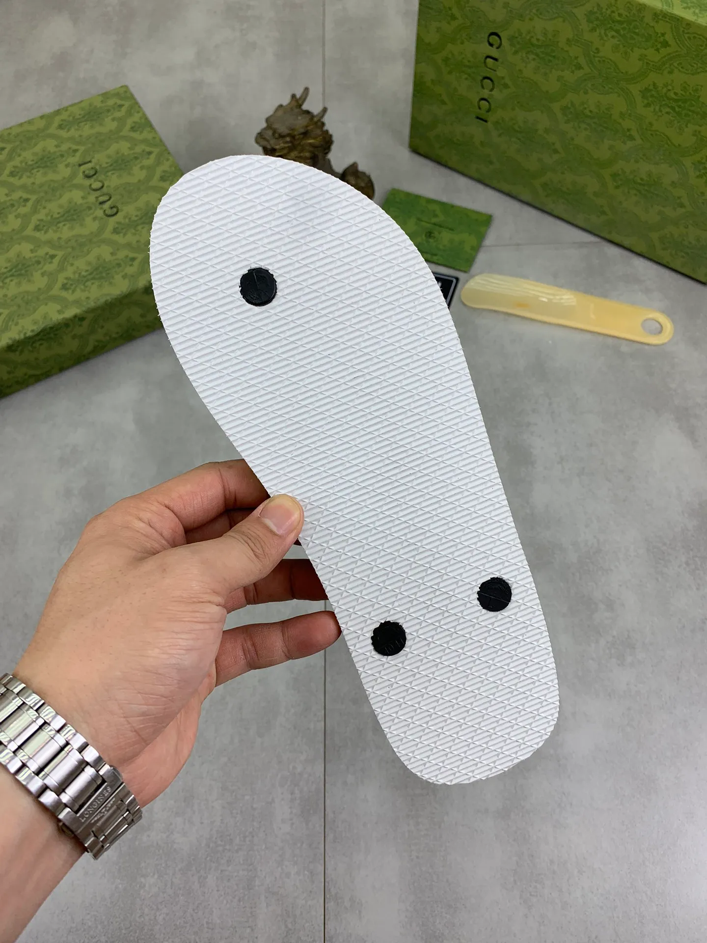 Men's men's shoes 💰P220💰【New style】🆘【GUCCI】Official website's popular Gucci adult couple 🧑‍🤝‍🧑 style, children's flip-flops are on sale at the counter simultaneously! Original fabric imported from Italy. Original bottom provided by the original factory. Size: Adult 36-45. Children’s size: 30-37. Multiple colors available.